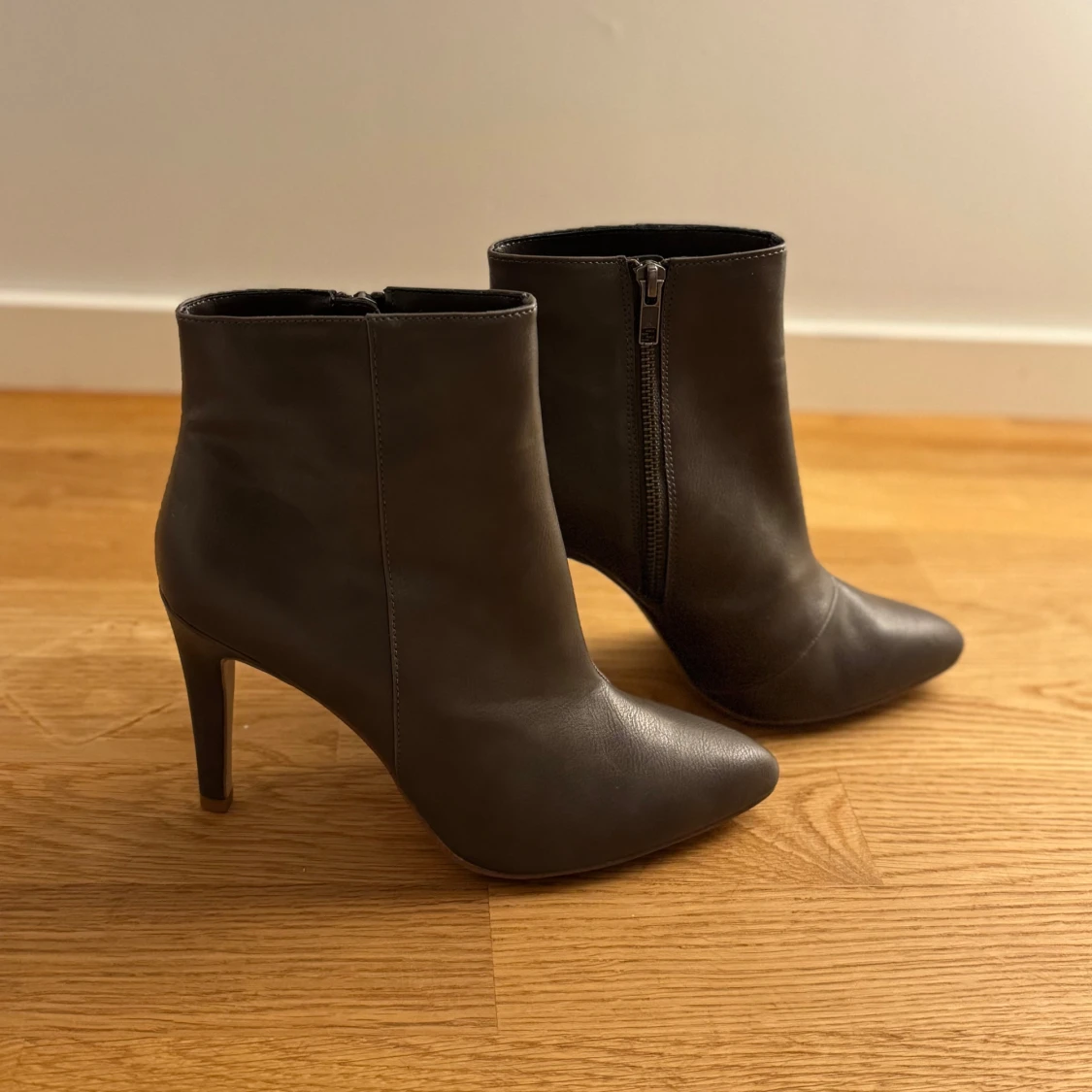 Brun gråa boots med klack och dragkedja