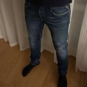 Replay anbass jeans - 70% rabatt - Snygga blå jeans från Replay med klassisk femficksdesign. Jeansen är i perfekt skick och använda endast någon gång. Jeansen har inga hål, defekter och ser inte annorlunda ut till nya. Skick 9/10. Storlek, waist:34, längd:32. Nypris: 2200 kr (70% rabatt). Skrik vid minsta funderingar! Pris diskuteras vid snabb affär!