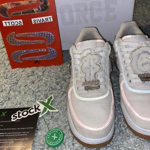Nike x Travis Scott Air Force 1  - Säljer dessa skor som är svåra att få tag på. Storlek 42 men passar större, ungefär 43. Mycket bra skick. Box och allt följer med som när man köper ny. Köpte på Stockx och har med beviset på det i boxen som verifierar äktheten.