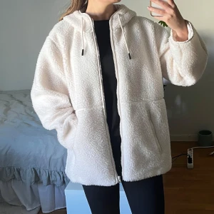 Teddyjacka, nyskick  - Teddyjacka från HM i storlek S. Använd några få gånger, nyskick! Tyget är precis lika mjukt och i samma skick som ny.  Det var dock ett litet hål inuti den ena fickan när jag köpte jackan, men jag har sytt ihop hålet och det är inget som syns på eller påverkar jackan. Se sista bilden för att se stygnen inuti fickan (väldigt små stygn).