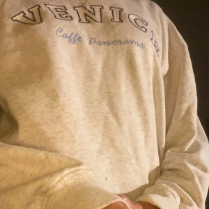 Snygg sweatshirt - Snygg sweatshirt ifrån H&M i storlek XS. Väldigt bra passform, passar nog XXS (men blir lite oversized) och S (men blir möjligtvis kort i ärmarna) Använd fåtal gånger är i ett mycket fint skick och har inga defekter. Kontakta vid frågor!💗