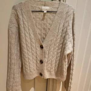 Stickad beige kofta - Använd endast en gång så i mycket bra skick! 