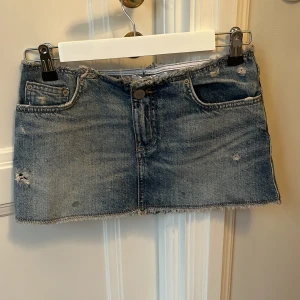 Jeanskjol💓💓 - Jag säljer den här jättesnygga jeanskjolen pga den är tyvärr för den är för liten . Den är k jättebra skick men ahr tvåa må fläckar längst ner💓💓(stl xs)