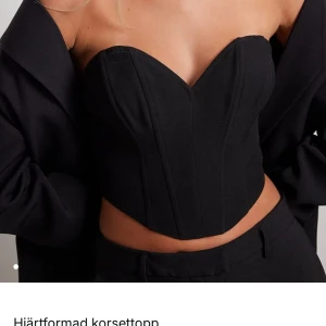 Svart hjärtformad korsettopp - Säljer min svarta topp från nakd, aldrig använd därav priset💞