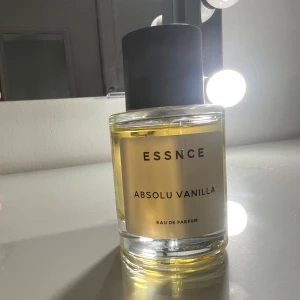 Essnce Absolu Vanilla Eau de Parfum - En elegant flaska med Essnce Absolu Vanilla Eau de Parfum. Doften har en varm och söt vaniljton🤎Kommer inte sänka priset då den knappt är använd💕