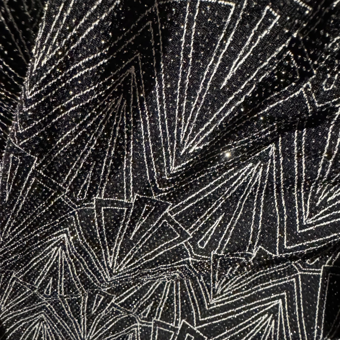 Svart glittrig klänning med geometriskt mönster - 2