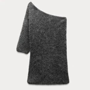Grå offshoulder tröja - Säljer en stilren grå offshoulder tröja som är mjuk och fluffig! Lappen sitter kvar och den är aldrig använd💕 strl XL men passar nog allt från M-XL. Slutsåld men kostade 500kr nypris.