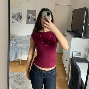 Nelly topp - Säljer denna slutsålda jättefina toppen från Nelly då den tyvärr inte kommer till användning längre. Endast använd ett fåtal gånger!🌼