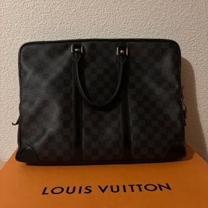Louis Vuitton portfölj  - Lv Porte-Documents  Fint skick, utöver nån små skavanker i hörnen!  Box, dustbag, påse och kvitto medföljer Ny pris idag 26k  Pris 7890  Vid frågor och funderingar är det bara att höra av sig! 