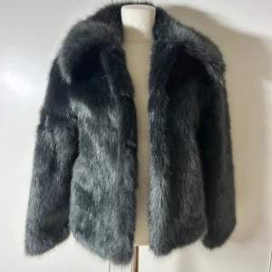 Pälsjacka med krage  - Superfin mörkgrå pälsjacka. Går att knäppa. Storlek s. Köp sker via köp nu, jag postar inom 24h. Kvar tills markerad såld 