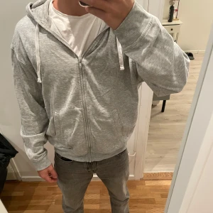 Grå zip hoodie  - Nästan helt oanvänd, säljer då den är för stor på mig, är 175cm och tröjan Storlek M