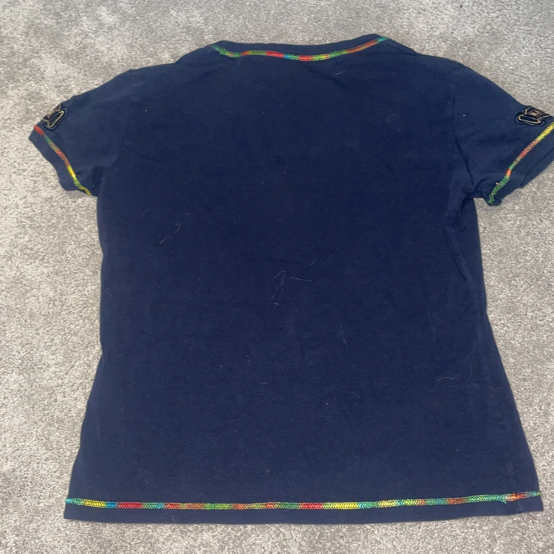 Mörkblå t-shirt med regnbågsdetaljer från Cappopera - 1