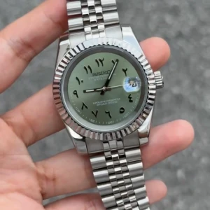 Seiko ”Arabic Olive” Datejust mod - Nu är denna Seiko Arabic Olive Dial-mod färdigbyggd och till salu. (Custom-made.) Klockan har Seikos automatiska NH35A-urverk. Glaset är av safir och repas inte. Diametern finns tillgänglig i antingen 39 eller 36 mm. Klocklåda och verktygs-kit ingår. Övriga frågor? DM!