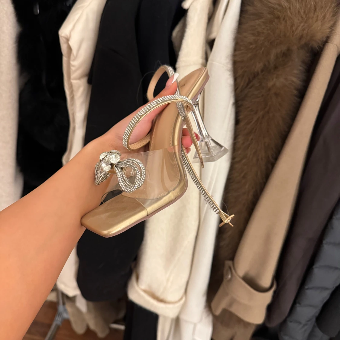 Eleganta klackskor med strassdetaljer - 1