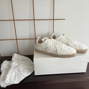 Maison margiela skor - Ett par riktigt feta Maison margiela espadrilles som är helt perfekta till våren och sommaren i storlek 42 men passar större också. De är helt nya och aldrig använda. Nypris ligger på omkring 6000 kr. Allt på bild ingår i köp. Äkthetsbevis finns att skickas också. Hör av er vid fler bilder. Pris är diskuterbart