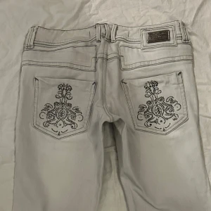 Vintage river island jeans låg midja - Vintage jeans från River Island i bra skick. Det har en låg midja och raka ben. Kan tyvärr inte visa på då de inte passar mig, de är i storlek small. Midja 38cm, grenmått, 19cm, innerbenslängd 75cm, benöppning 18cm. 