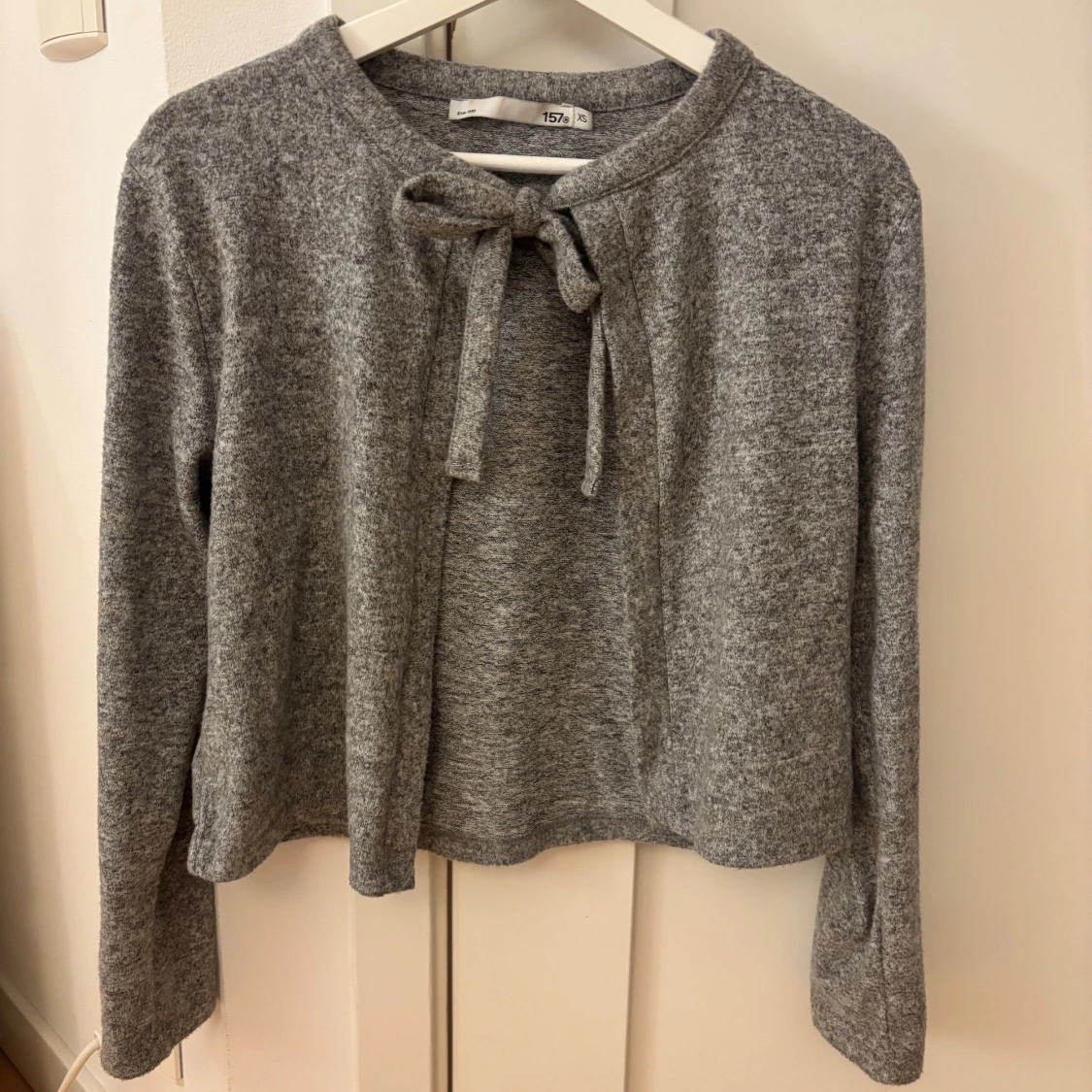 Grå tröja med knyt