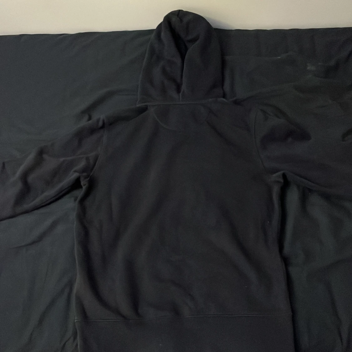 Svart hoodie från GANT - 1