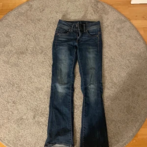 Blå  bootcut jeans G-star  - Snygga trendiga blå jeans från G-Star med bootcut-stil !! Jättefina jeans från G-star som jag ALDRIG använt, köpte på Vinted med dom är tyvärr för korta, passar någon som är ca 155-158 cm ksk, skriv för bilder på mig som är ca 162💕💕💕pris kan diskuteras vid snabb affär