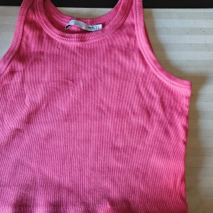 Rosa ribbad linnetopp från lager  157 storl.L - Säljer en snygg rosa ribbad linnetopp från 157. Perfekt för varma dagar med sin ärmlösa design och mjuka bomullsblandning. Toppen har en enkel och stilren look som passar till det mesta. 🌸
