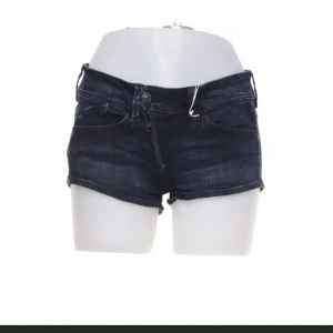 Svarta jeansshorts från G-Star - Snygga svarta jeansshorts från G-Star med låg midja och dragkedja fram. Perfekta för sommaren!! Shortsen har fickor både fram och bak. Storlek 25❤️❤️