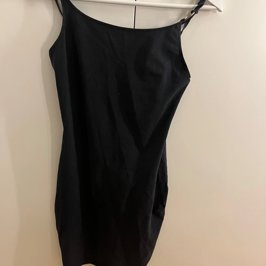 Svart klänning med smala axelband - 1