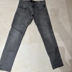 Grå jeans från Replay - Tjena! Säljer nu dessa snygga Replay jeans i model anbass. Det är tyvärr försmå för mig och hann inte ha de länge så de har bara legat i gaderoben och tagit plats. Skick är 8.5 av 10, med inga vidare defekter.