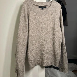 Beige tröja från vero moda - Säljer en stickad tröja från vero Moda. Lite nopprig. Storlek s. 