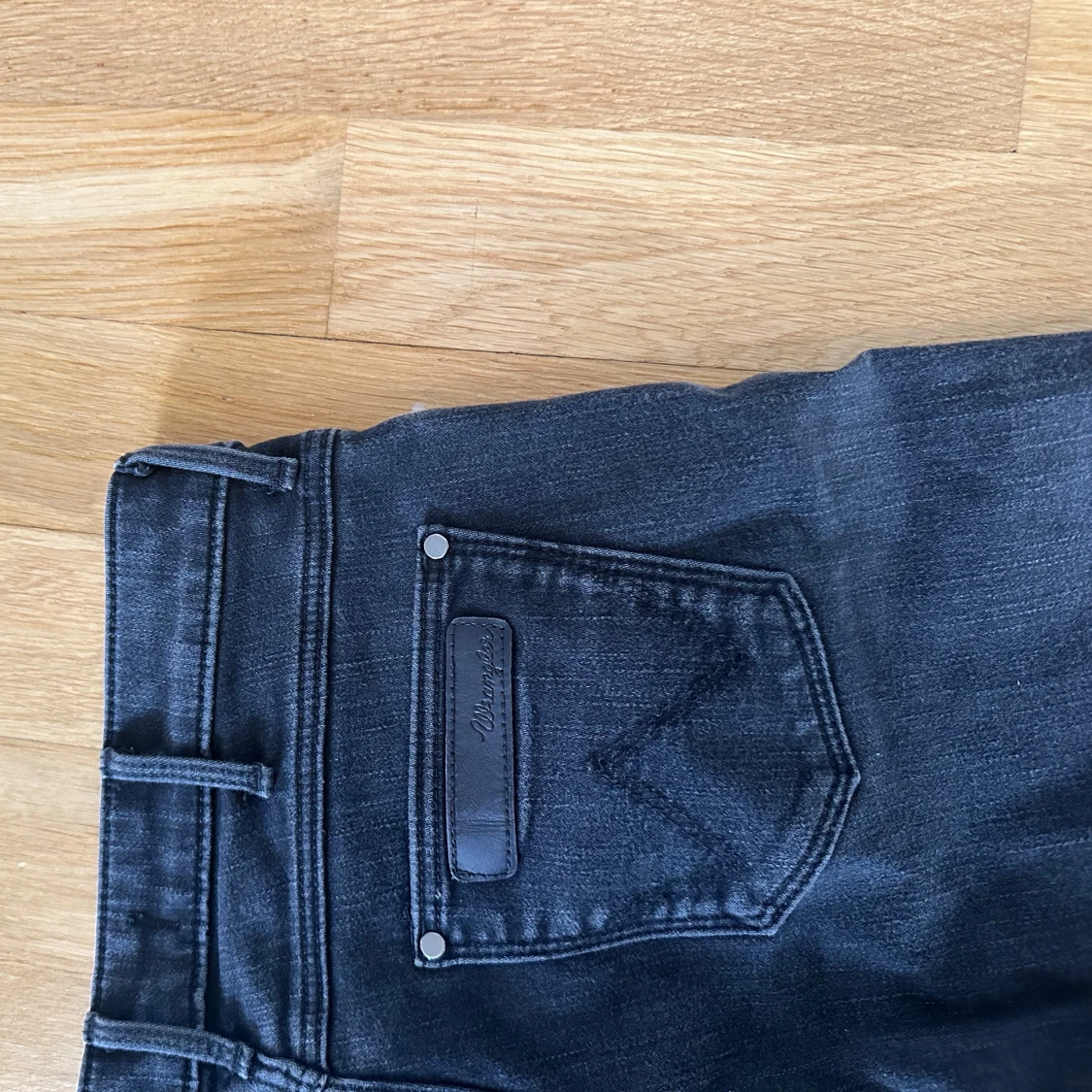 Svarta raka Lågmidjade Wrangler jeans - 1