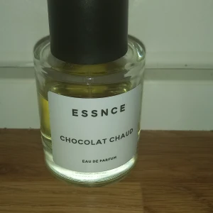 Essnce Chocolat Chaud Eau de Parfum - Gourmanddoft. 50 mi från början se bild hur mycket kvar