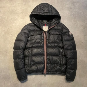 Moncler Morane Giubbotto Jacka  - Tja! Säljer denna sjukt snygga ”Morane” jackan från Moncler! Storlek 3 motsvarar en M! Passar bra på runt 180! Grym inför våren! Gott skick! Finns nån lagad defekt. Ganska rare modell speciellt i detta skick, har ett nypris på ca 14000kr! 2små defekter kom pm för bild. Stor Moncler bag och galge medföljer. Vid frågor eller funderingar är det bara att höra av sig! Allt gott.