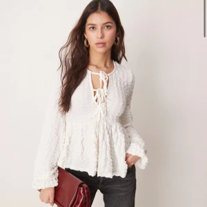 Vit blus Gina tricot - Säljer en söt blus från Gina tricot med en snygg passform och fina detaljer! Använd en gång, nypris 399. Pris kan diskuteras!🫶🏼