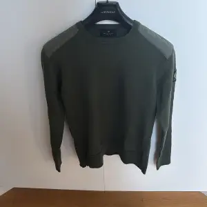 En riktigt Snygg och Stilig olivgrön tröja från Belstaff i st XS(Står L men krymptes till xs i tvätt) för endast 599kr! Den passar perfekt till en som är mellan 160-170cm. NYPRIS 2299kr