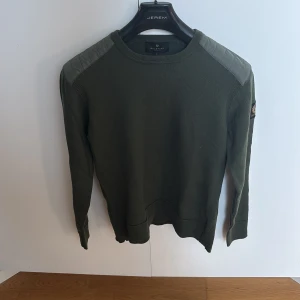 Belstaff Tröja - En riktigt Snygg och Stilig olivgrön tröja från Belstaff i st XS(Står L men krymptes till xs i tvätt) för endast 599kr! Den passar perfekt till en som är mellan 160-170cm. NYPRIS 2299kr
