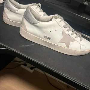 Golden goose skor - Perfekta skor för sommaren och våren. Mycket bra skick, storlek 41. Påse och allt får meds. Vid fundering skriv☺️