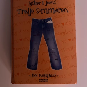 Systrar i Jeans: Tredje Sommaren - Boken 'Systrar i Jeans: Tredje Sommaren' av Ann Brashares är en del av en populär serie som följer fyra vänner och deras magiska jeans. Denna del handlar om deras sista sommar tillsammans innan de börjar college. Perfekt för ungdomar som älskar vänskap och äventyr.