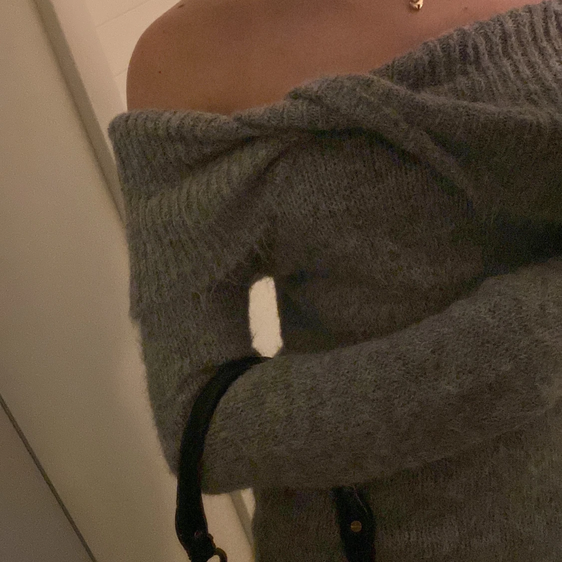 Grå offshoulder stickad tröja - 1