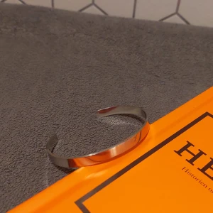 Silver Armband - Elegant och stilrent armband i silverfärg. Helt nytt