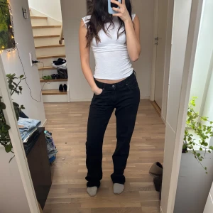 Svarta jeans från Bik Bok ”Low waist straight” - Ett par svarta low waist raka jeans från Bik Boks ”never denim”. Älskar denna modell, men tyvärr blivit för stora för mig. Använt 4-5 gånger bara