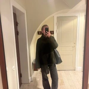 Grå jeansbyxor - Snygga grå jeansbyxor med en avslappnad passform. Perfekta för en casual look. Kombinera med en enkel topp för en stilren outfit. Uppsprättade där nere för extra längd