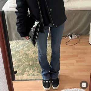 Blå bootcut jeans Genetic  - Bootcut jeans från Genetic. Världens mjukaste jeans, extremt sköna! Långa på mig som är 168 och lite stora för dom är väldigt stretchiga. Lite slitna nertill men inte mycket 
