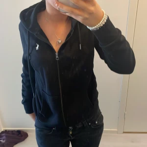 Svart hoodie från Polo Ralph Lauren - Säljer en skit snygg polo Ralph Lauren hoodie som nästan är ny💋 storlek S❤️