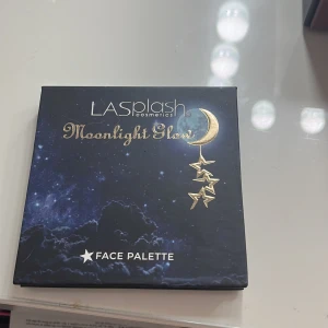 Moonlight Glow Face Palette från LASplash Cosmetics - Upptäck Moonlight Glow Face Palette med fyra fantastiska nyanser: Celestial Peach och Stellar Pink för en fräsch look, Twilight Contour för definition och Cloud 9 Setting Powder för en perfekt finish. Perfekt för att skapa en strålande look. Nypris 269kr