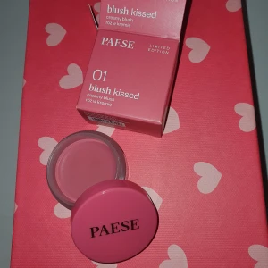 Blush - Limited edition krämrouge från Paese i nyansen 'Blush Kissed 01'. Kommer i en söt rosa förpackning med 9g produkt. Perfekt för att ge kinderna en naturlig och fräsch färg. Helt ny!