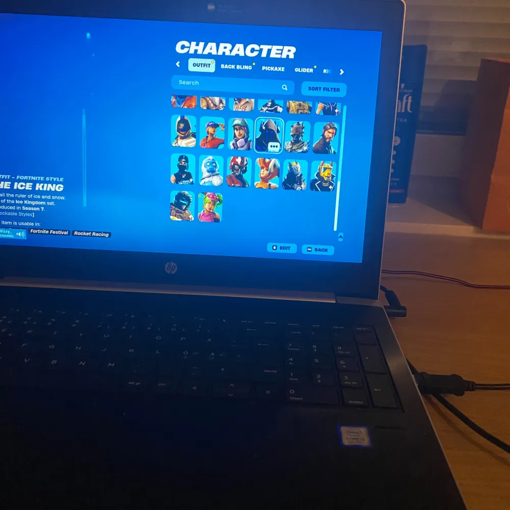 Fortnite konto med take the l för 150kr . Asusteet.
