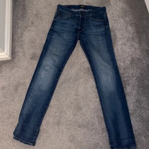 Blå jeans från Jack & Jones - Snygga blå jeans från Jack & Jones i modellen Slim/Glenn. Dem är nästan aldrig använda och i riktigt bra skick. Passar runt 170.Ny pris ligger på runt 800. Tveka inte på att höra av er vid frågor