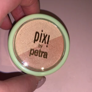 Pixi by Petra Beauty Blush Duo Peach Honey - Snyggt Beauty Blush Duo från Pixi i nyansen Peach Honey. Denna duo kombinerar en persikofärgad och en honungsfärgad ton för en fräsch och strålande look. Perfekt för att ge kinderna en naturlig glöd. Endast öppnad