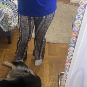 2 byxor ifrån shein  - Två par byxor ifrån SHEIN, bra skick 