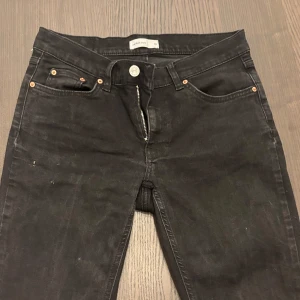 Svarta jeansbyxor - svarta jeans från gina tricot. är 170cm och de passar i längden. Använda några gånger men i bra skick.