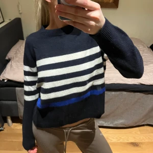 Randig tröja från Zara - Säljer en snygg randig tröja från Zara i marinblått, vitt och en accent av blått. Tröjan har långa ärmar och en klassisk rund hals. Perfekt för en stilren look. 🖤🤍💙